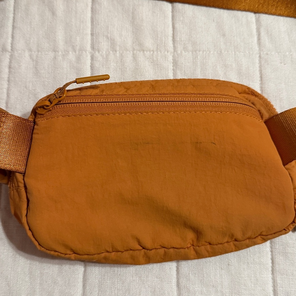 Lululemon Everywhere 1L crossbody bag - Picture 3 of 4